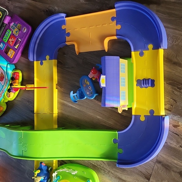 Peppers Pig All Around Town Car Set and Educational Toys - Picture 2 of 11